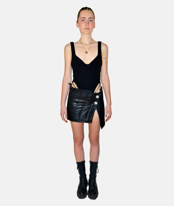 Jupe courte noire matelassée asymétrique
