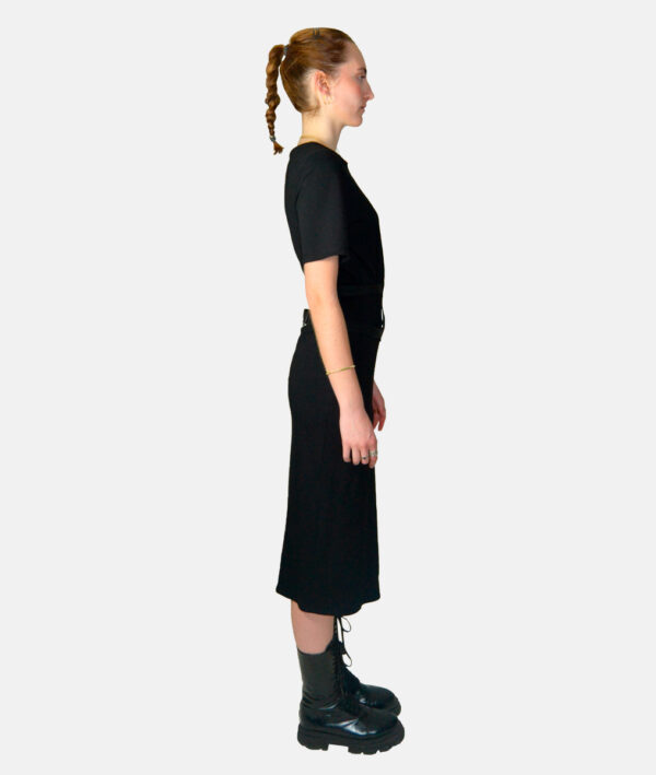 Robe noire mi-longue fente latérale