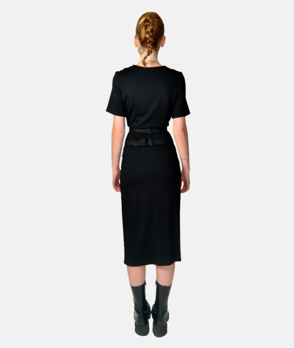 Robe noire mi-longue fente latérale